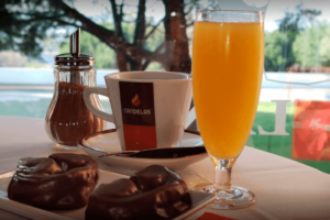 Desayuno en Cruz Blanca, Coimbra - Cerca de Xanadú: Zumo de Naranja Fresco, Café Candelas y Palmeritas de Chocolate