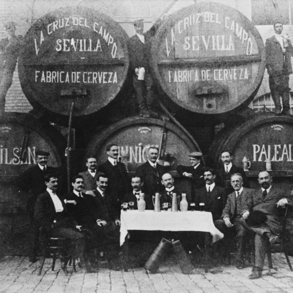 Fábrica de cerveza Cruzcampo, historia y tradición vinculada al restaurante Cruz Blanca